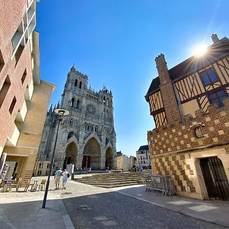 The Four, White House Amiens Henriville * أميا